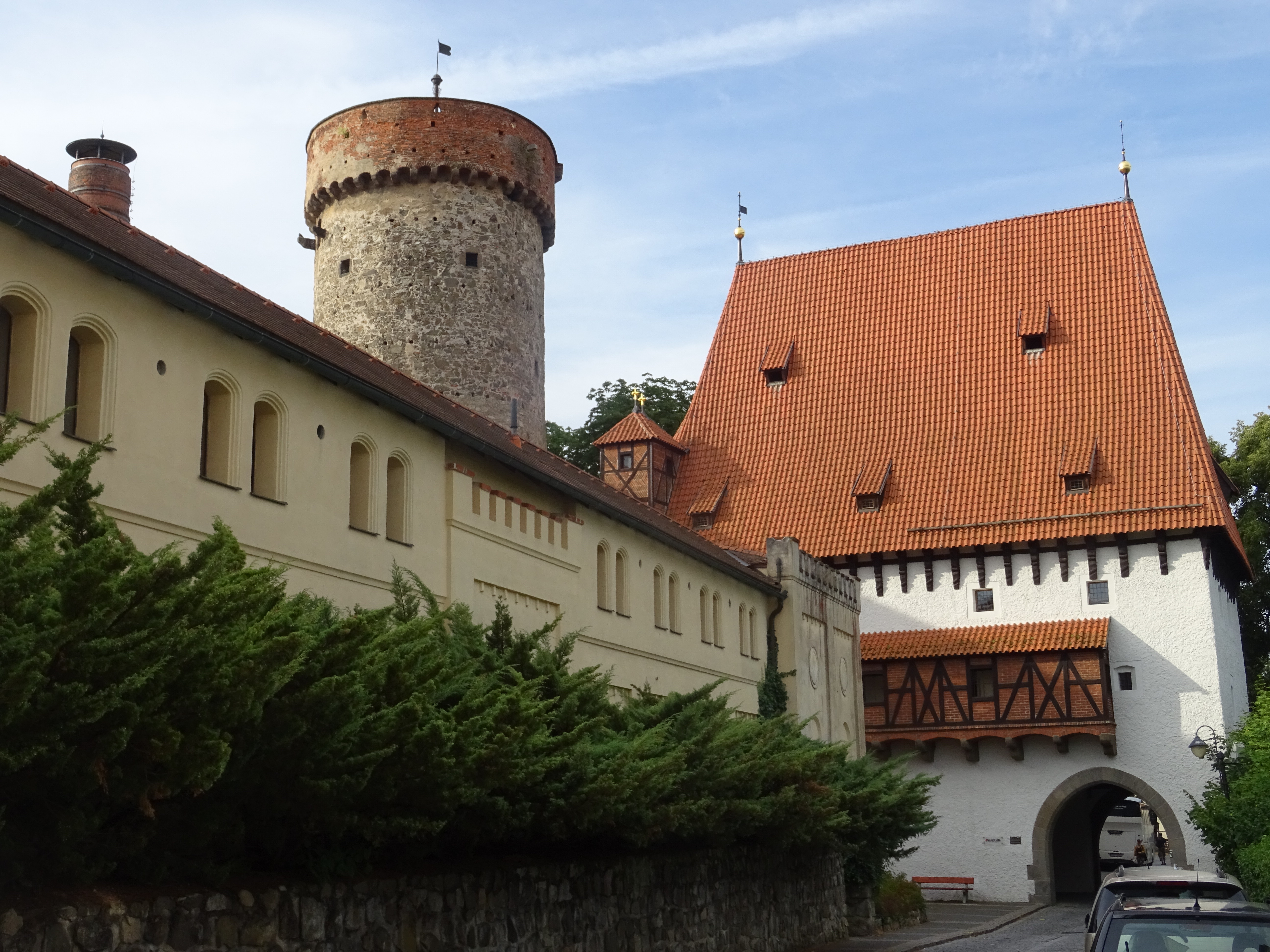 Tábor - Bechyňská brána a hradní věž Kotnov (foto: Karel Drbal, 21. 7. 2023)