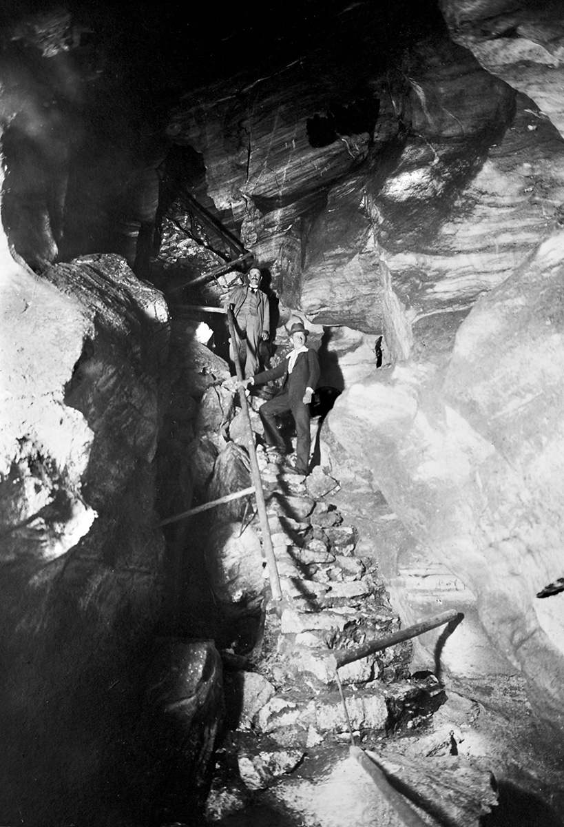Chýnovská jeskyně - Čertovy schody v r. 192, foto Ignác Šechtl