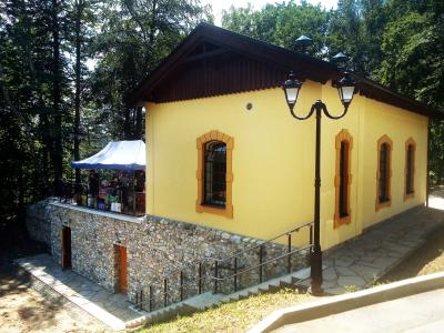 návštěvnické středisko u Chýnovské jeskyně